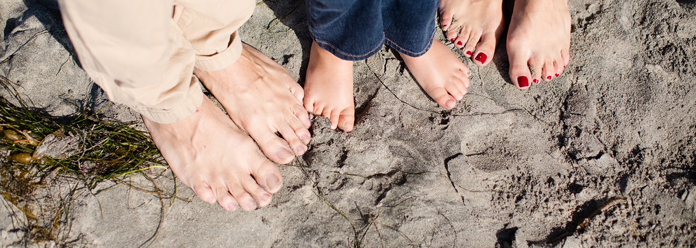 404 image of feet on beach
